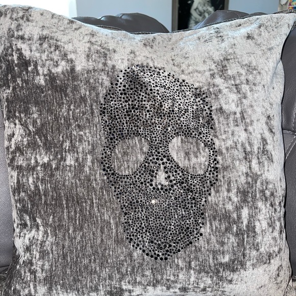 LAST 1 NWT 20x20 Crystal/Rhinestone Bling Skull Velvet Pillow Skeleton Halloween - Picture 3 of 6